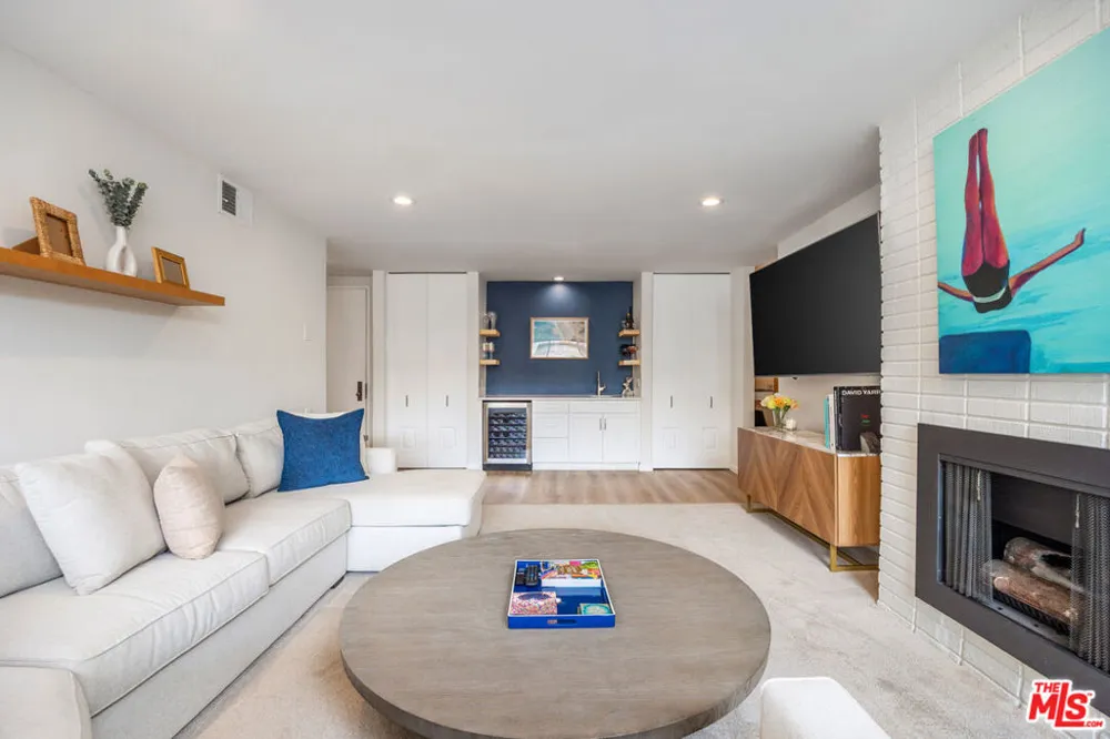 809 S Bundy Drive #205 Los Angeles, CA 90049