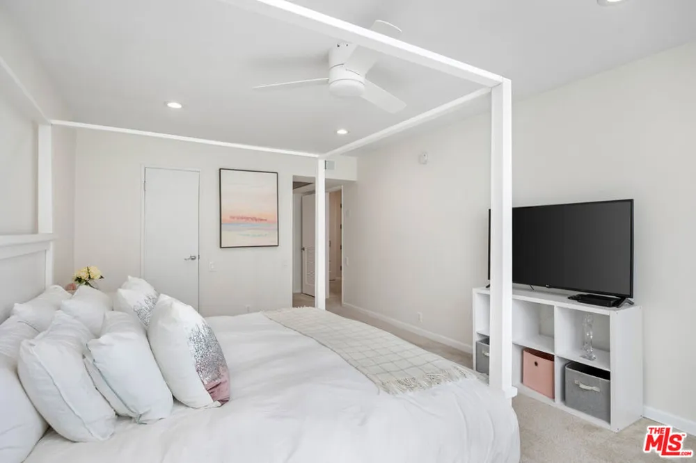 809 S Bundy Drive #205 Los Angeles, CA 90049
