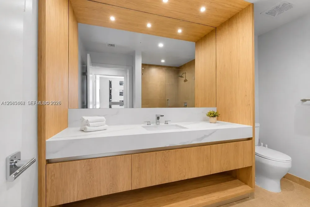 11 NE 6th St #1712 Miami, FL 33132