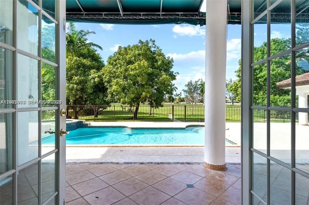 19420 W Saint Andrews Dr Hialeah, FL 33015