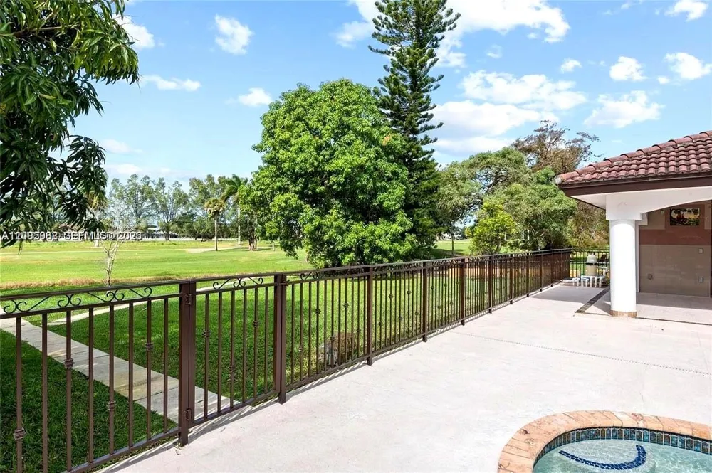 19420 W Saint Andrews Dr Hialeah, FL 33015