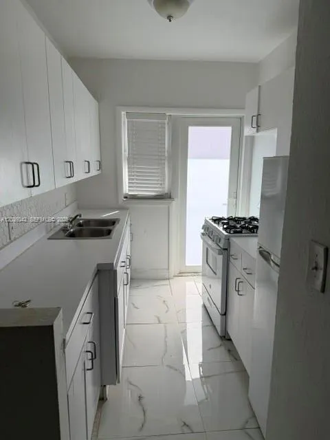 1995 Marseille Dr #8 Miami Beach, FL 33141