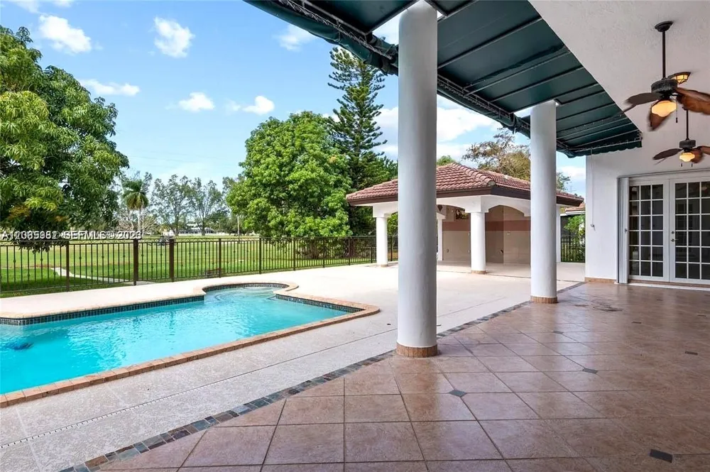 19420 W Saint Andrews Dr Hialeah, FL 33015