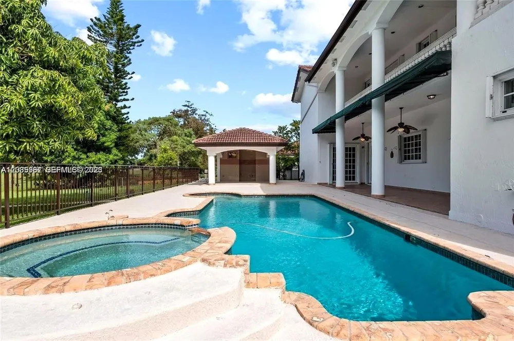 19420 W Saint Andrews Dr Hialeah, FL 33015