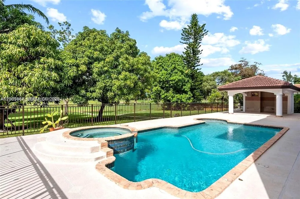 19420 W Saint Andrews Dr Hialeah, FL 33015
