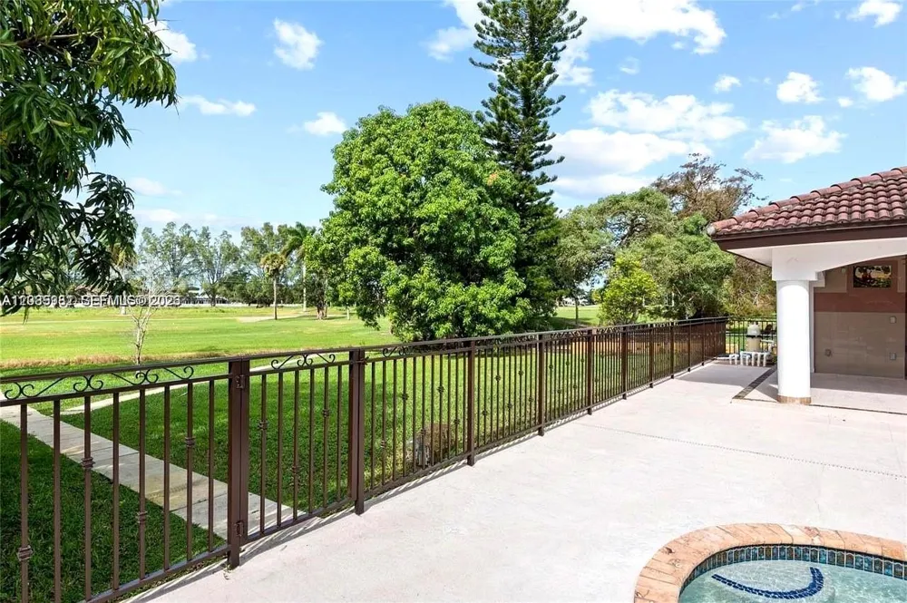 19420 W Saint Andrews Dr Hialeah, FL 33015