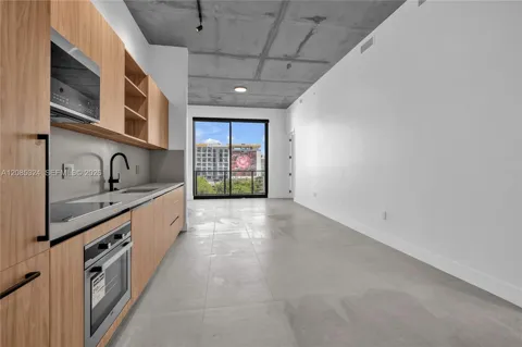 91 NW 27th St #201