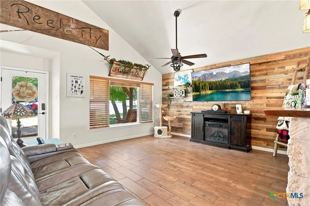 1463 Ramble Hills Canyon Lake, TX 78133