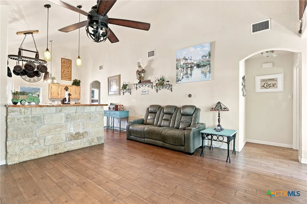 1463 Ramble Hills Canyon Lake, TX 78133