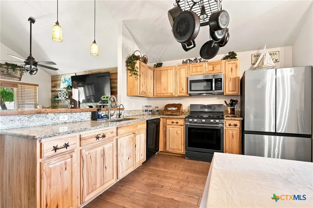 1463 Ramble Hills Canyon Lake, TX 78133