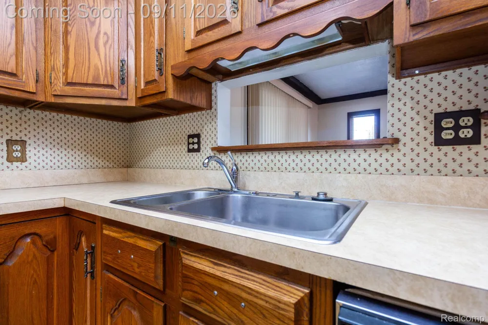 3736 Harlow Avenue Allen Park City, MI 48101