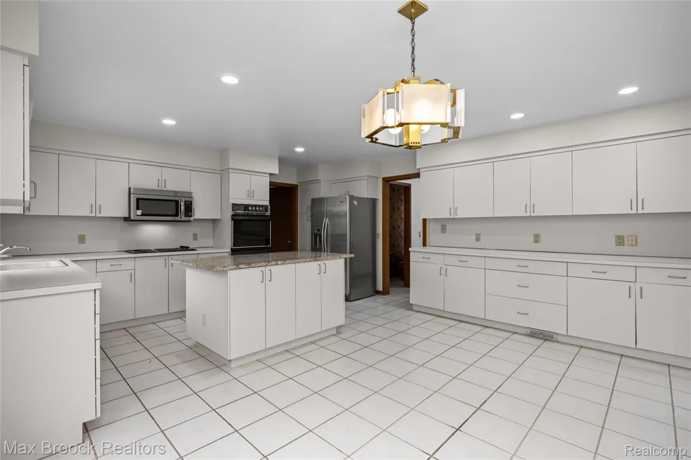 4418 Pinehurst Drive West Bloomfield Charter Township, MI 48322