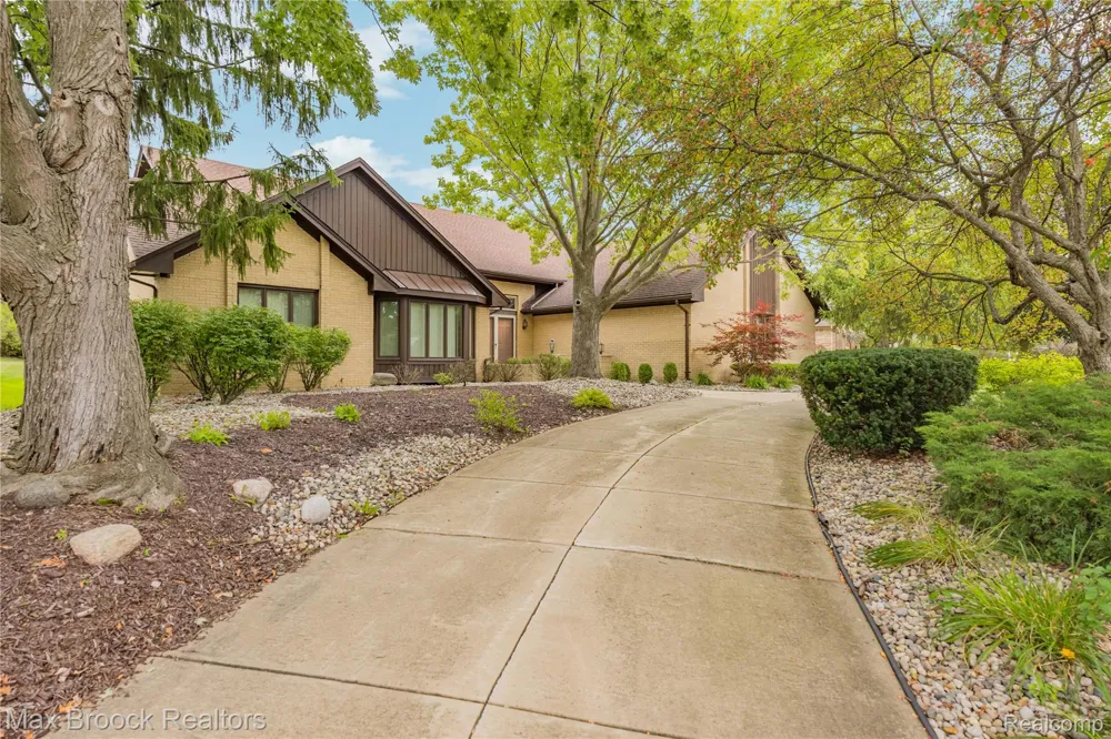 4418 Pinehurst Drive West Bloomfield Charter Township, MI 48322
