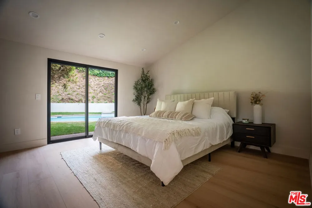 20466 Miranda Street Woodland Hills, CA 91367