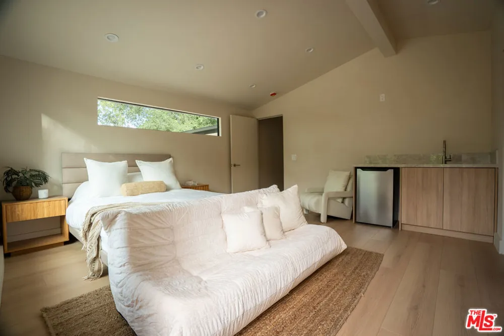 20466 Miranda Street Woodland Hills, CA 91367
