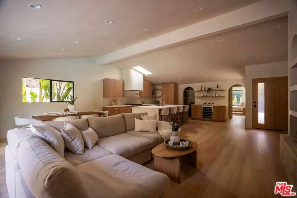 20466 Miranda Street Woodland Hills, CA 91367