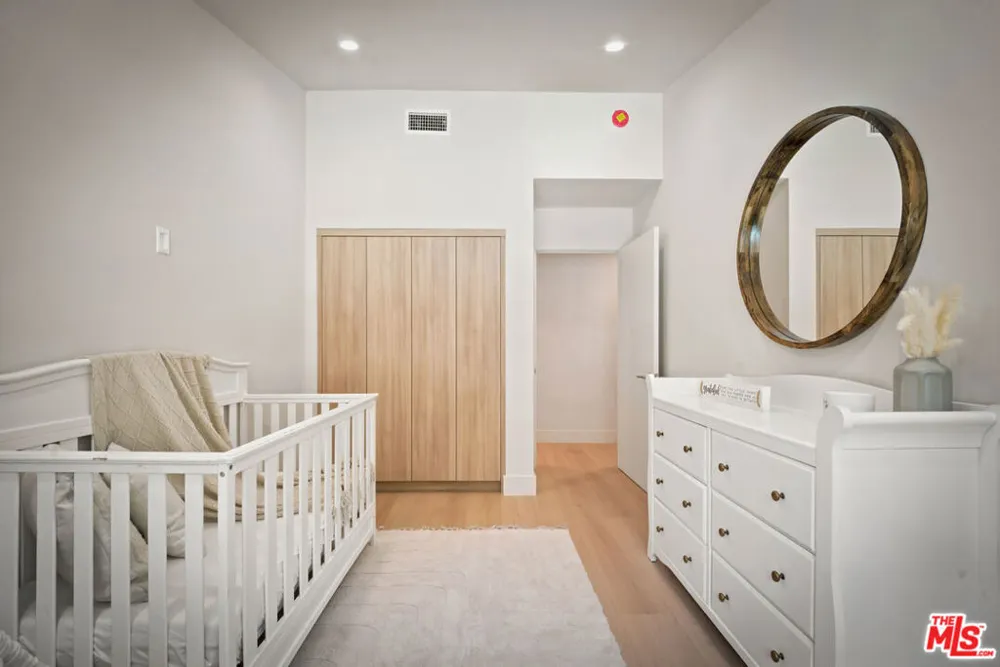 20466 Miranda Street Woodland Hills, CA 91367