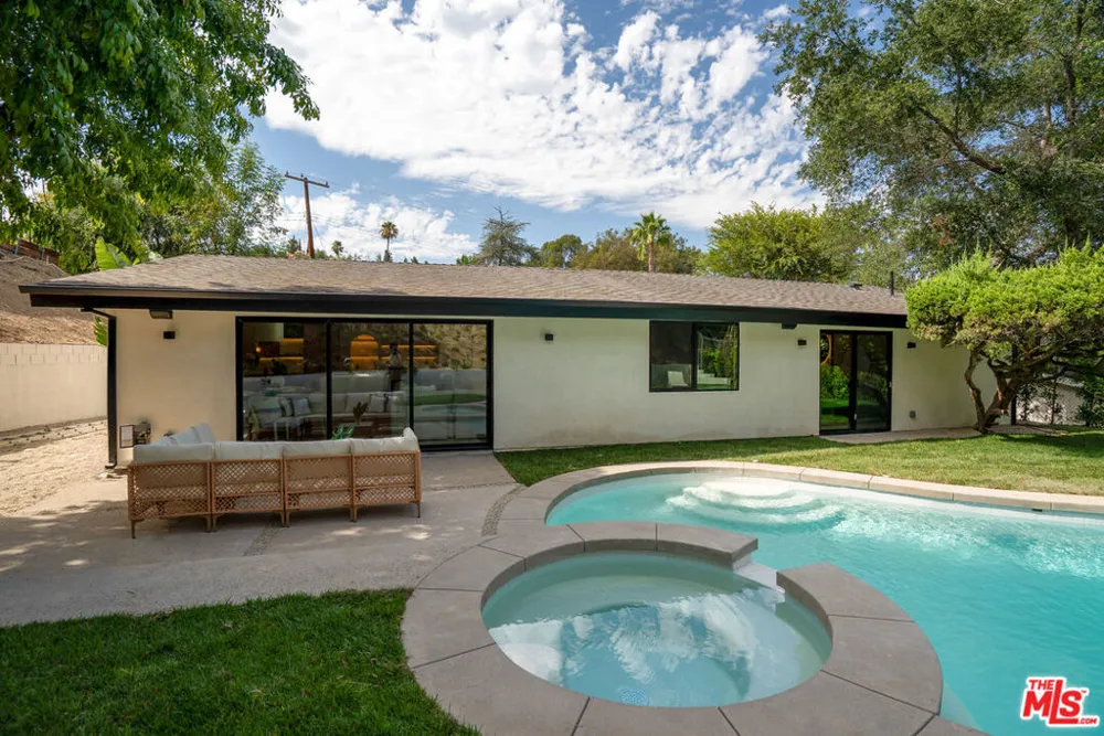 20466 Miranda Street Woodland Hills, CA 91367