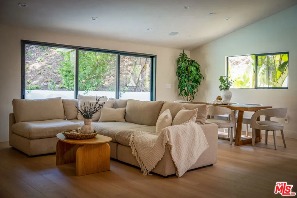 20466 Miranda Street Woodland Hills, CA 91367