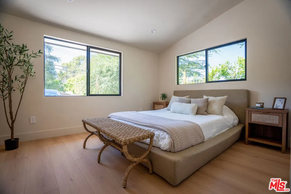 20466 Miranda Street Woodland Hills, CA 91367
