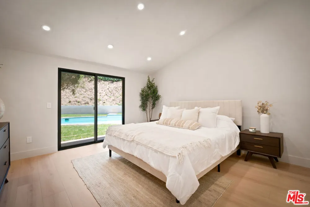 20466 Miranda Street Woodland Hills, CA 91367