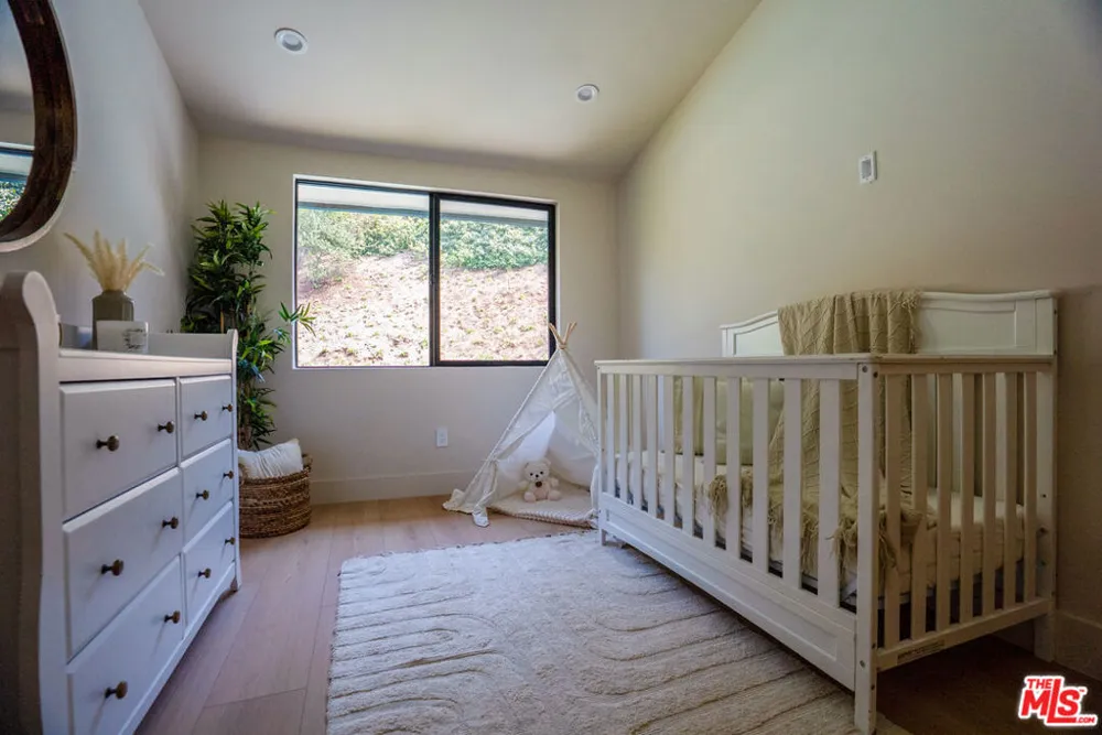 20466 Miranda Street Woodland Hills, CA 91367