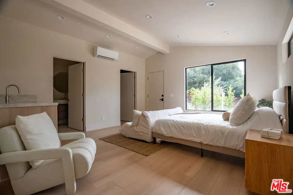 20466 Miranda Street Woodland Hills, CA 91367