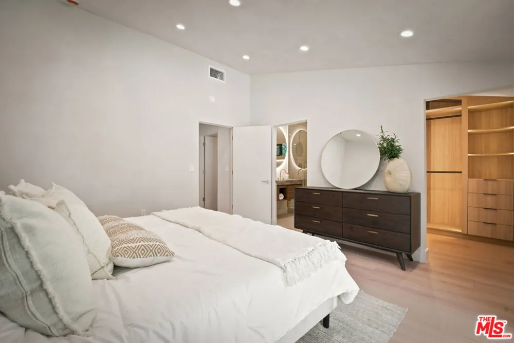 20466 Miranda Street Woodland Hills, CA 91367