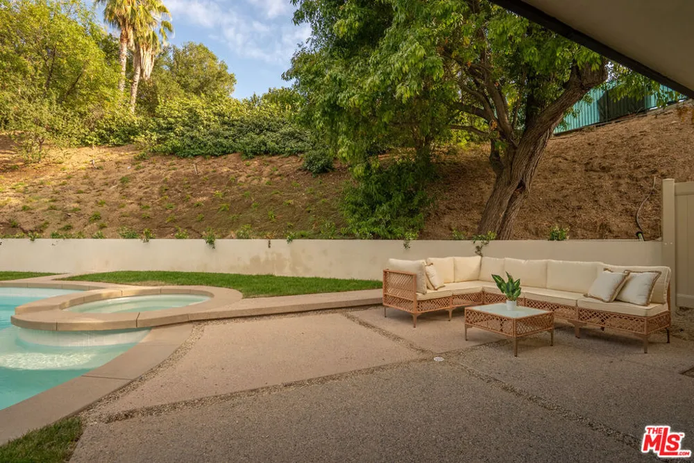 20466 Miranda Street Woodland Hills, CA 91367