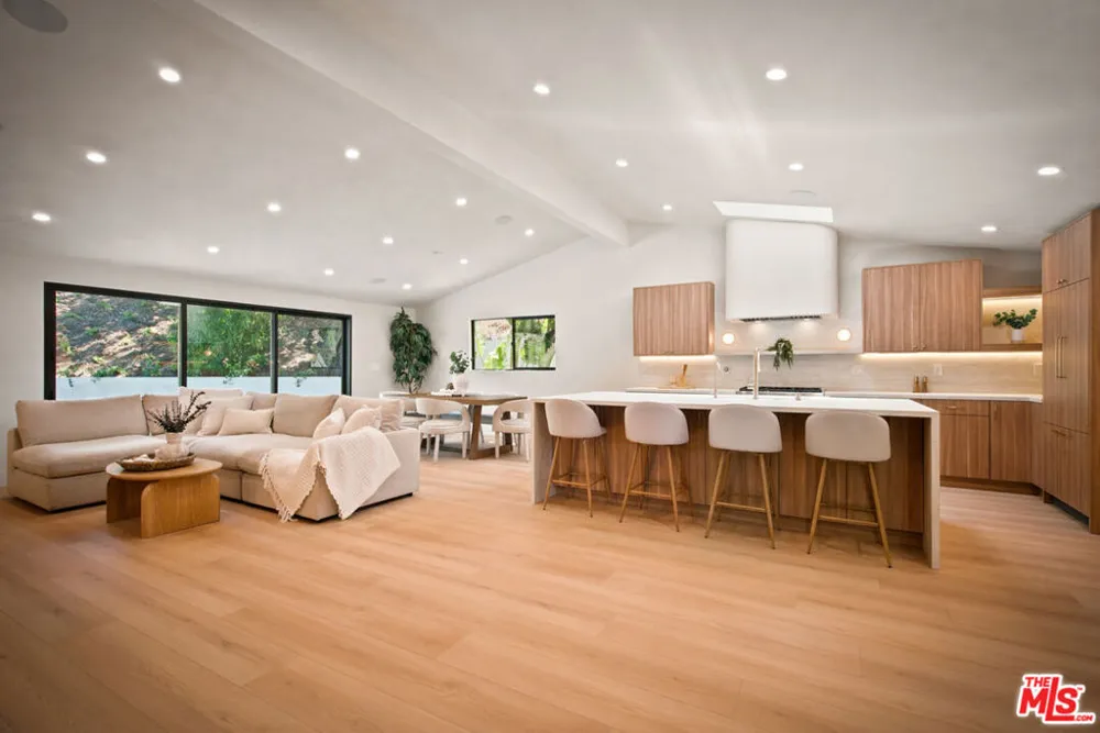 20466 Miranda Street Woodland Hills, CA 91367