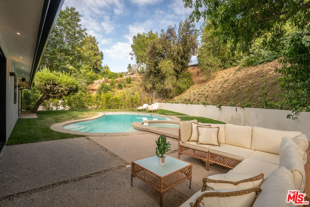 20466 Miranda Street Woodland Hills, CA 91367