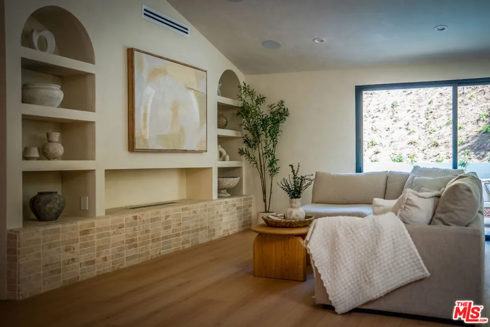 20466 Miranda Street Woodland Hills, CA 91367