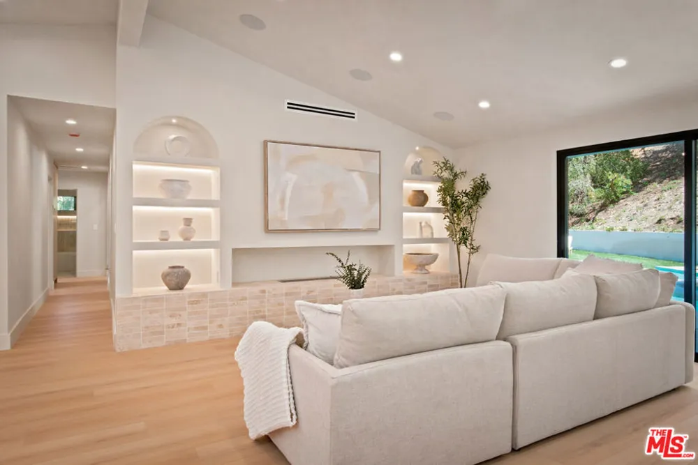 20466 Miranda Street Woodland Hills, CA 91367