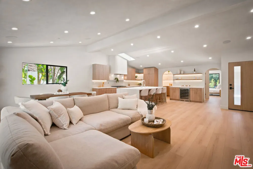 20466 Miranda Street Woodland Hills, CA 91367