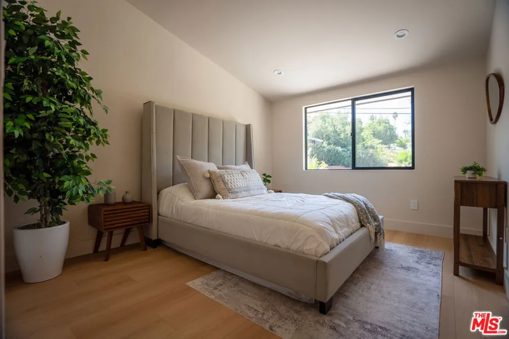 20466 Miranda Street Woodland Hills, CA 91367