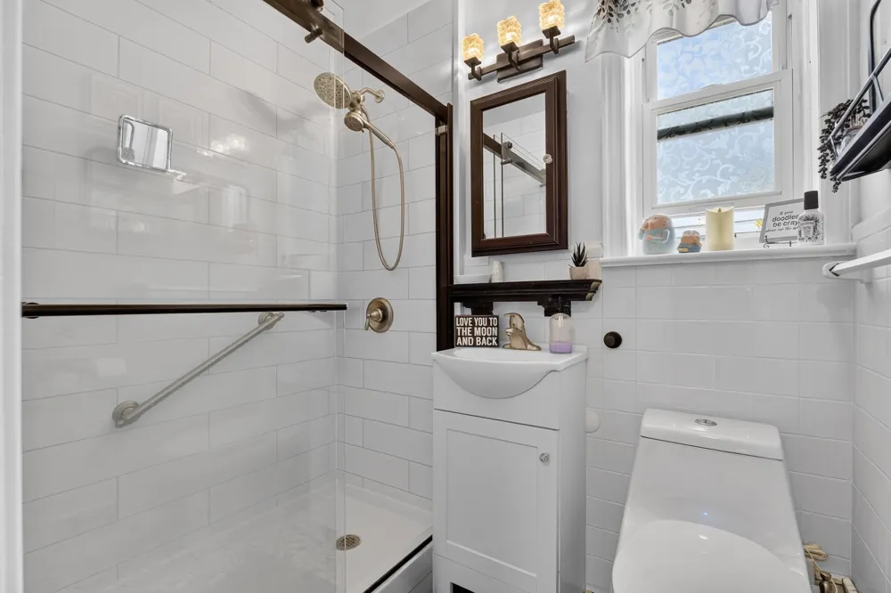 29 PARKSIDE LANE Bayonne, NJ 07002