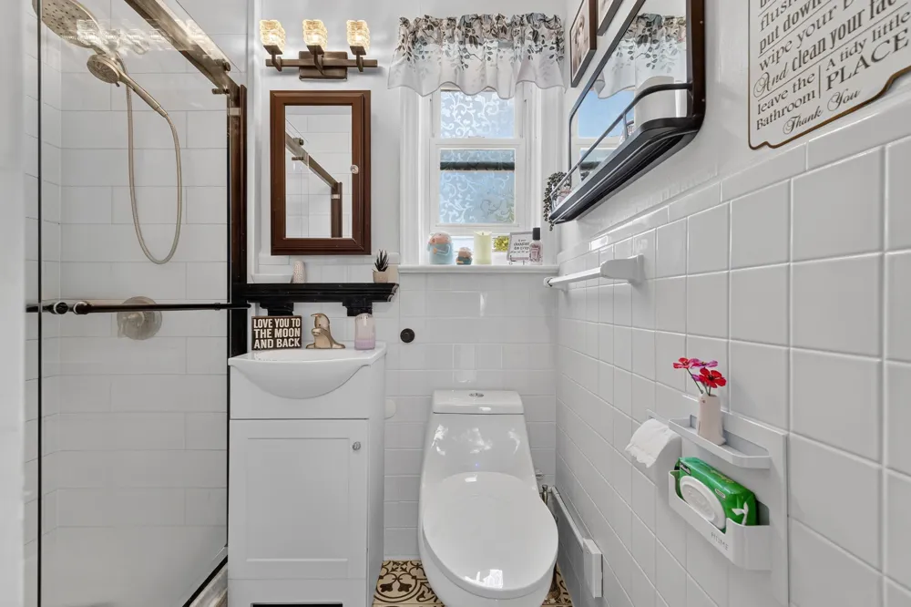 29 PARKSIDE LANE Bayonne, NJ 07002