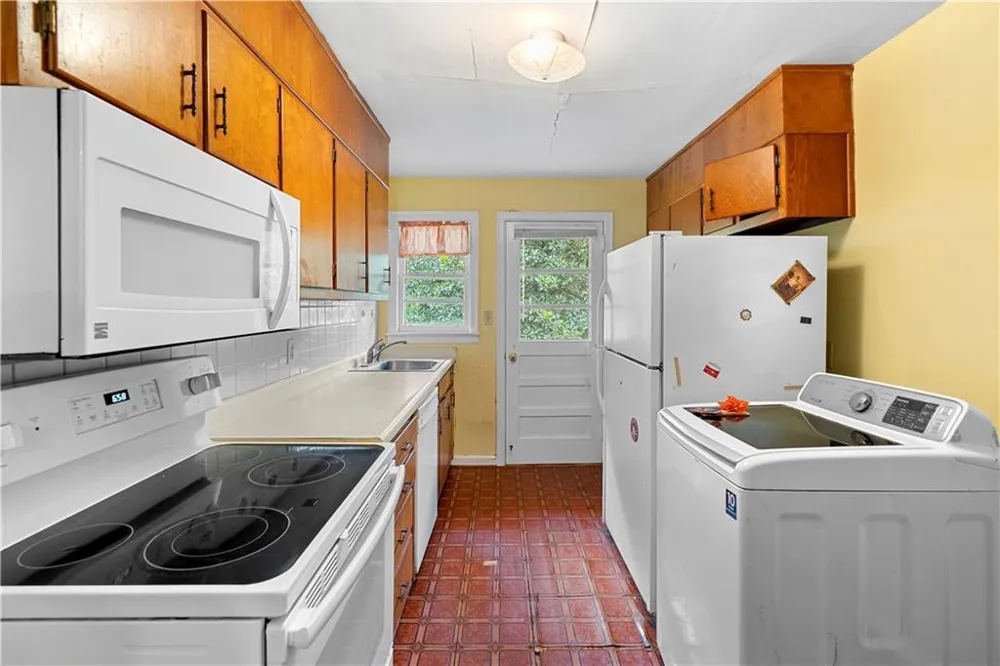 2592 Woodridge Drive Decatur, GA 30033
