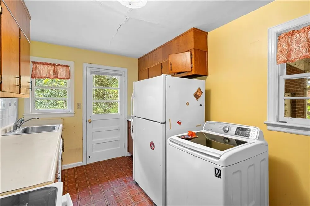 2592 Woodridge Drive Decatur, GA 30033