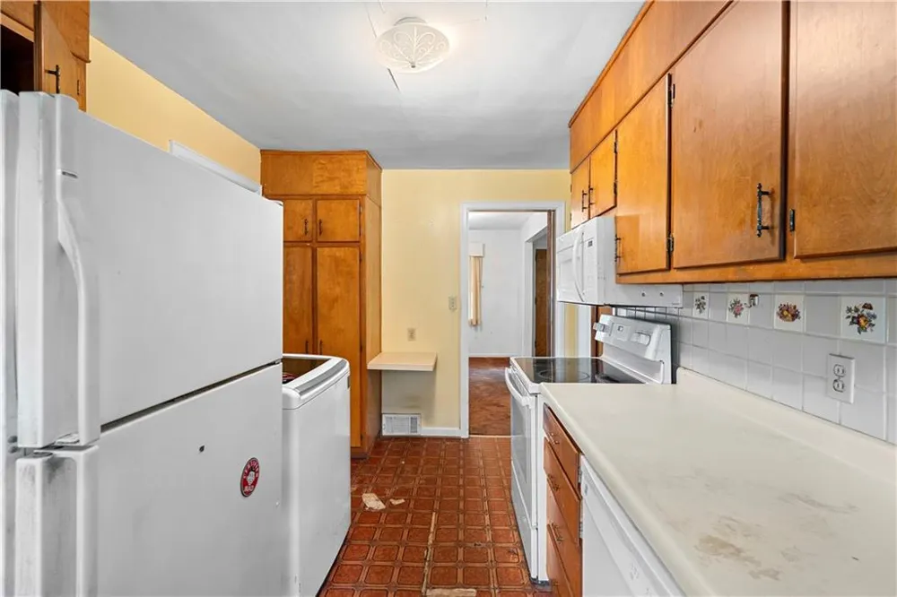 2592 Woodridge Drive Decatur, GA 30033