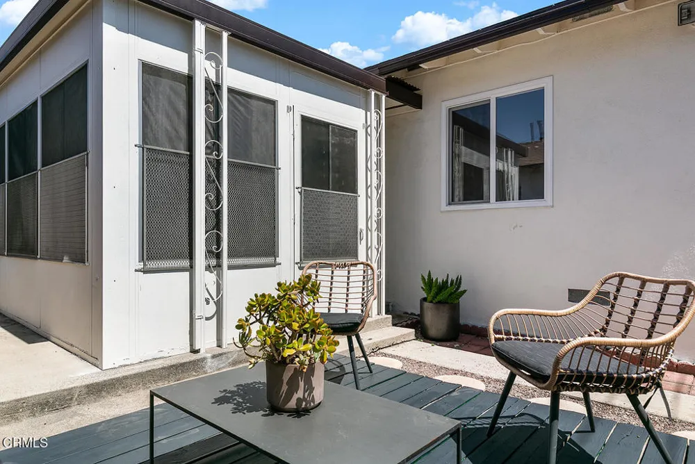 2211 Casitas Avenue Altadena, CA 91001