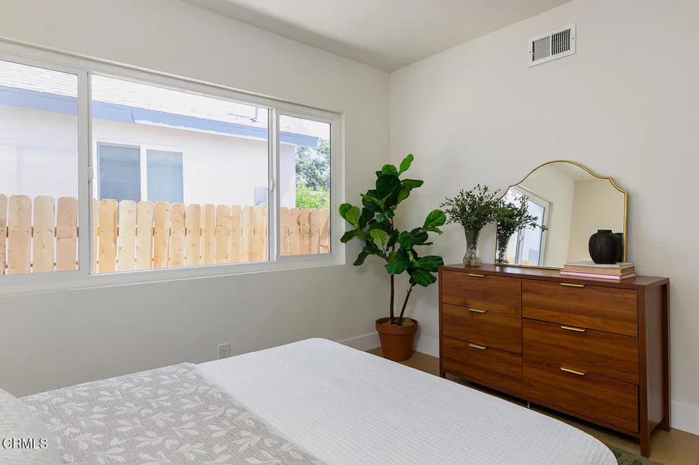 2211 Casitas Avenue Altadena, CA 91001