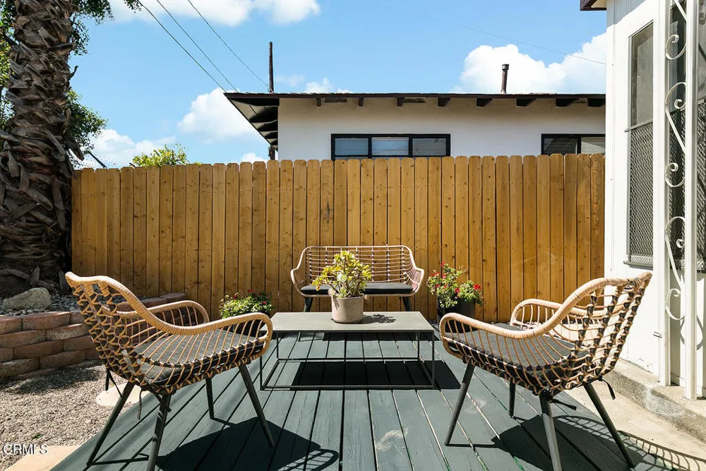 2211 Casitas Avenue Altadena, CA 91001