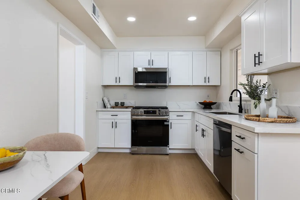 2211 Casitas Avenue Altadena, CA 91001