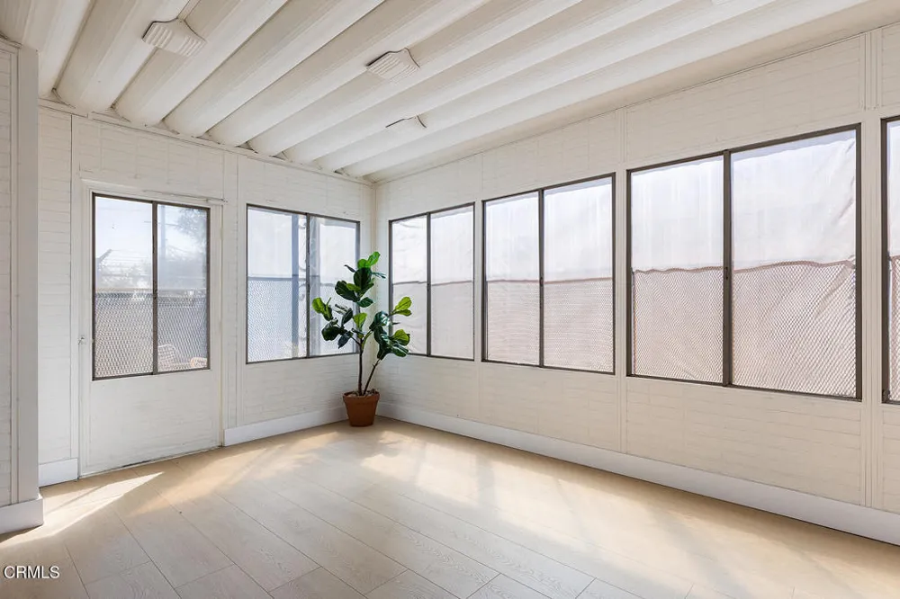 2211 Casitas Avenue Altadena, CA 91001