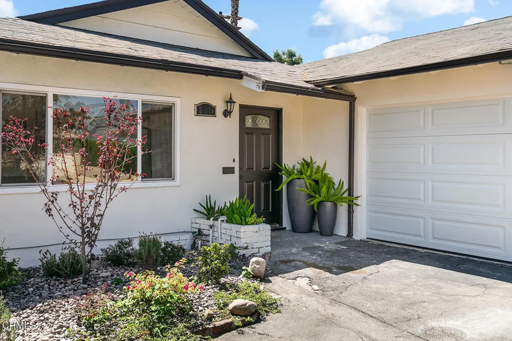 2211 Casitas Avenue Altadena, CA 91001