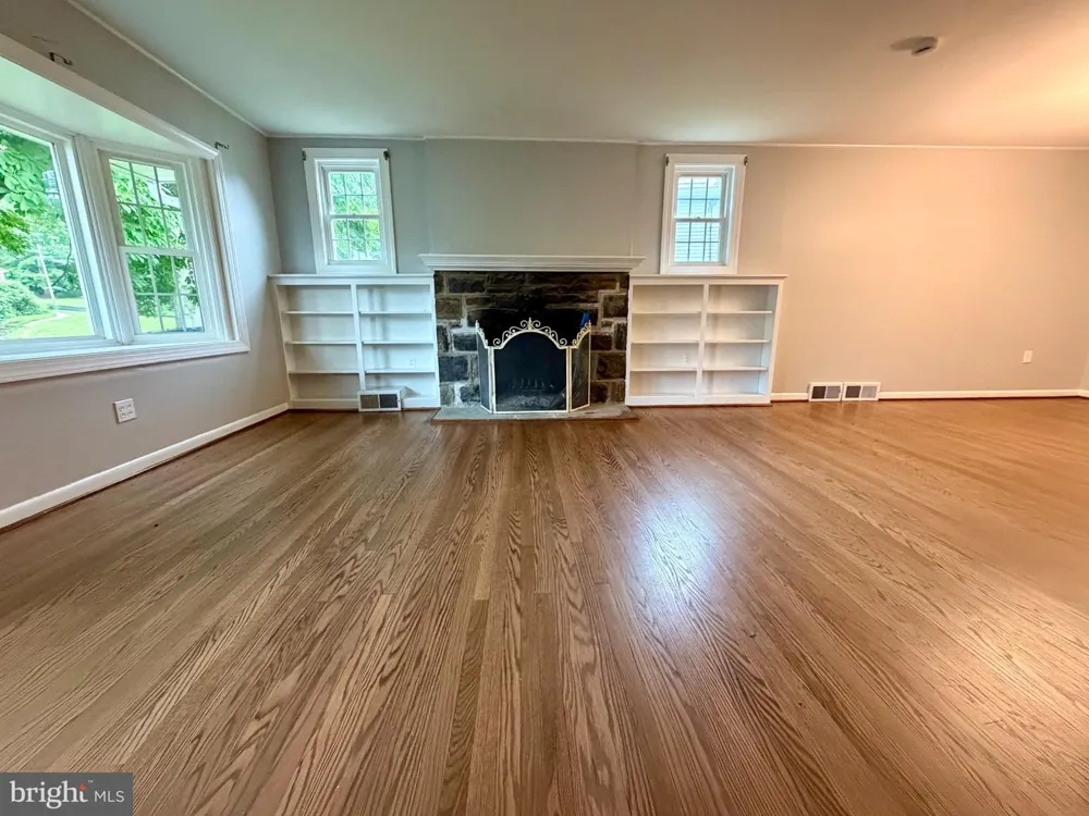 300 WINDING WAY Glenside, PA 19038