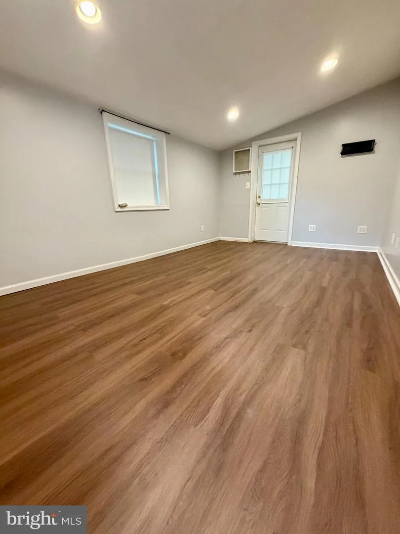 300 WINDING WAY Glenside, PA 19038