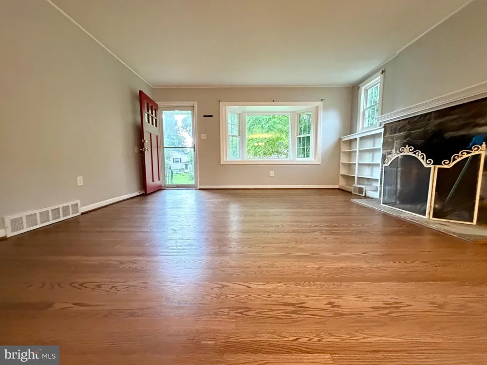 300 WINDING WAY Glenside, PA 19038