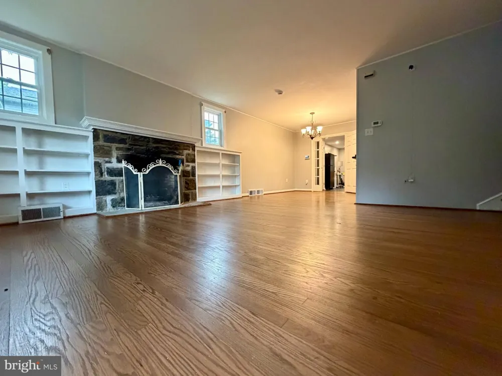 300 WINDING WAY Glenside, PA 19038